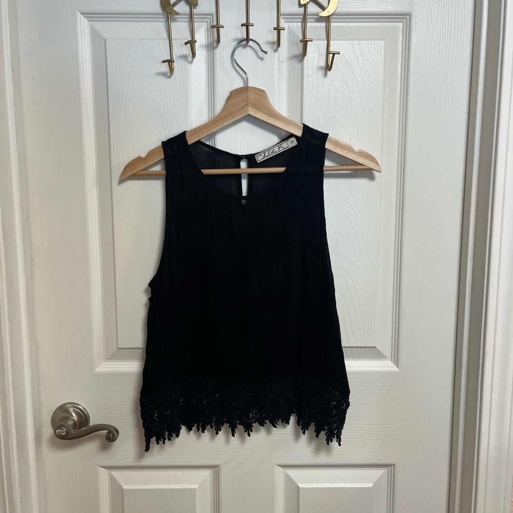Chloe K Black Sleeveless Cropped Tank Top